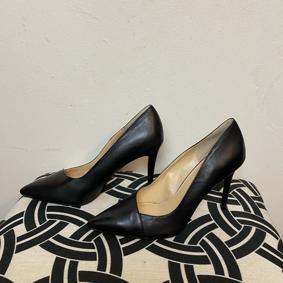 Vince Camuto pointy toed leather pumps - Picture 3 of 4
